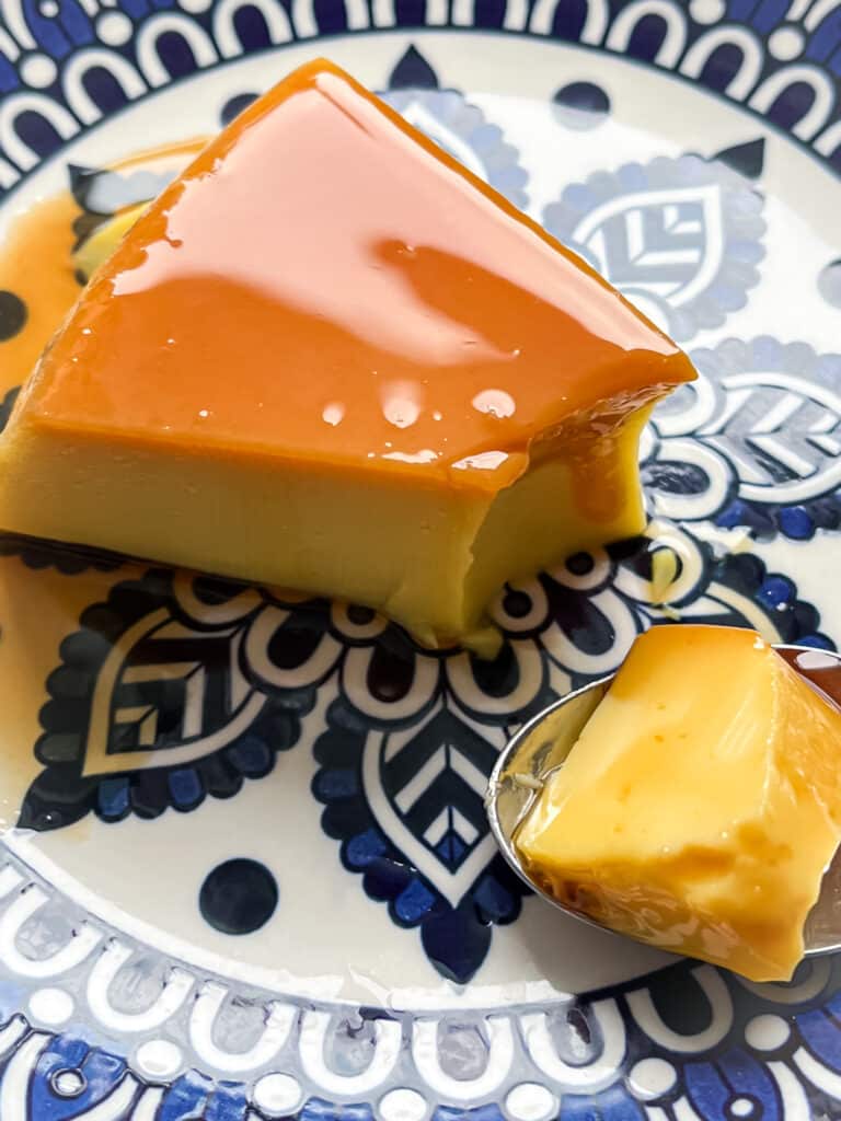 sliced brazilian flan pudim