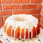 taolha felpuda fluffy towel coconut cake bundt pan against brick wall