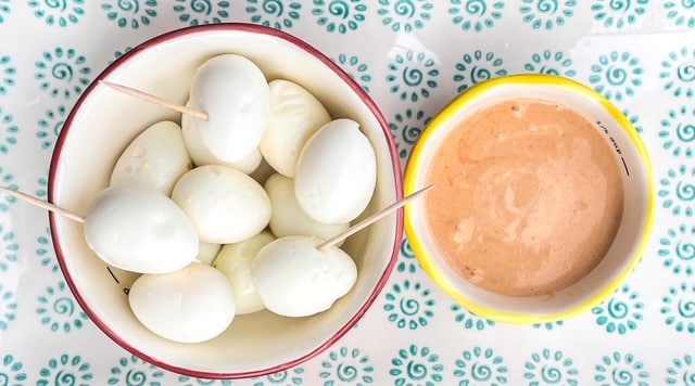 ovos de codorna com molho rose. quail eggs served alongside pink sauce