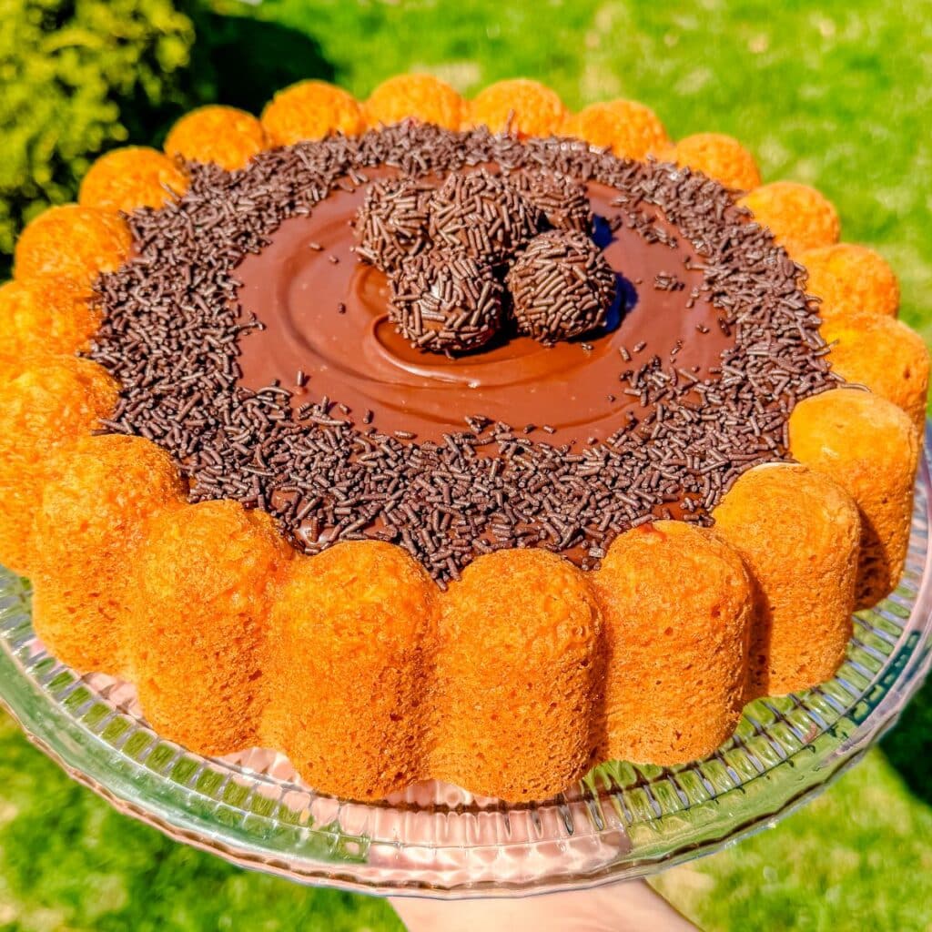 bolo de cenoura com brigadeiro. carrot cake with brigadeiro frosting