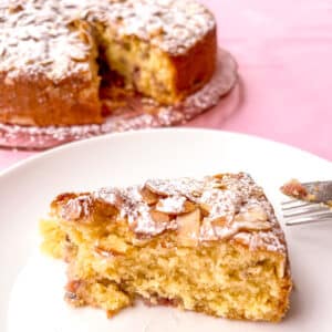 strawberry almond cake dusted with icing sugar