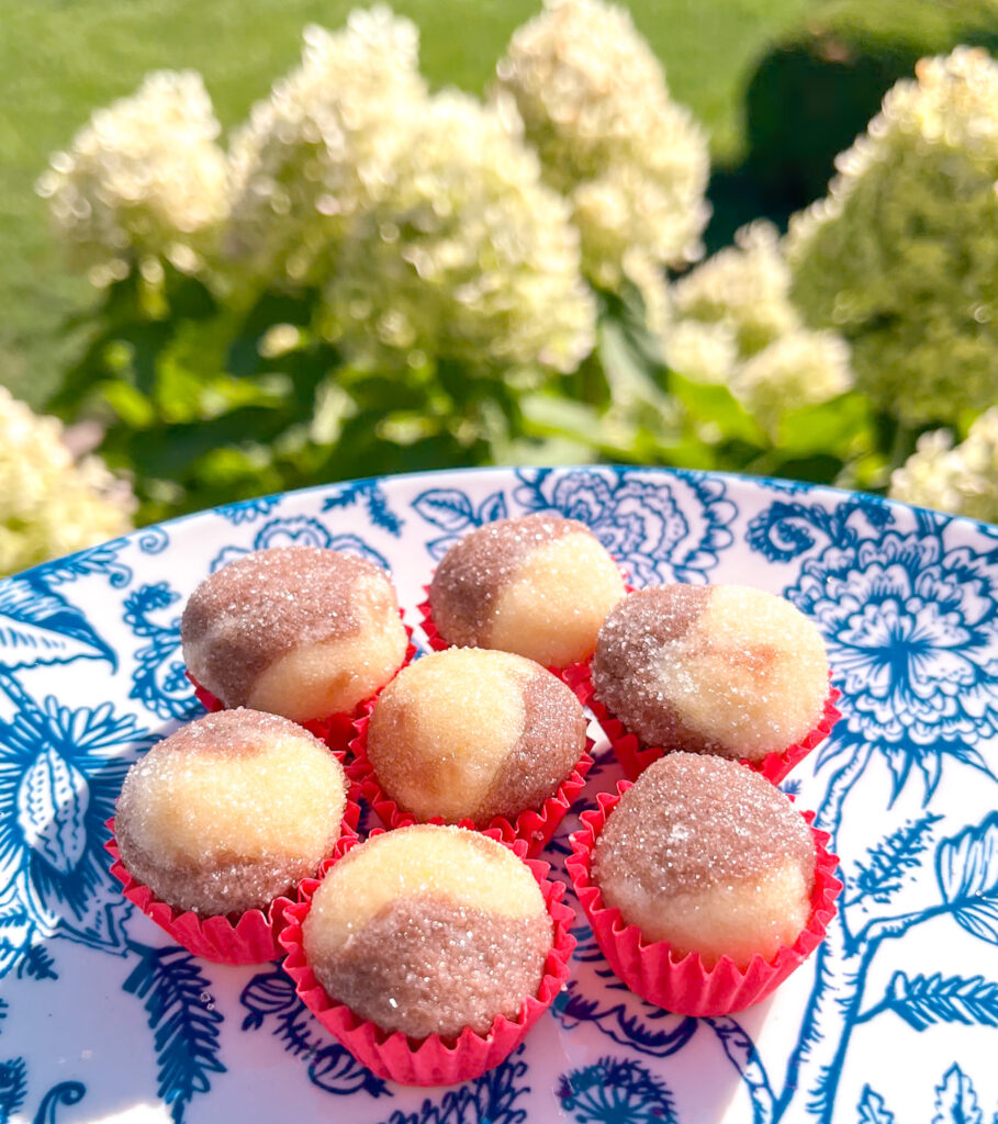 casadinhos near hydrangeas on white and blue plate