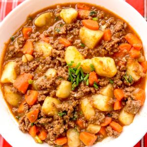 ground beef stew with carrots and potatoes